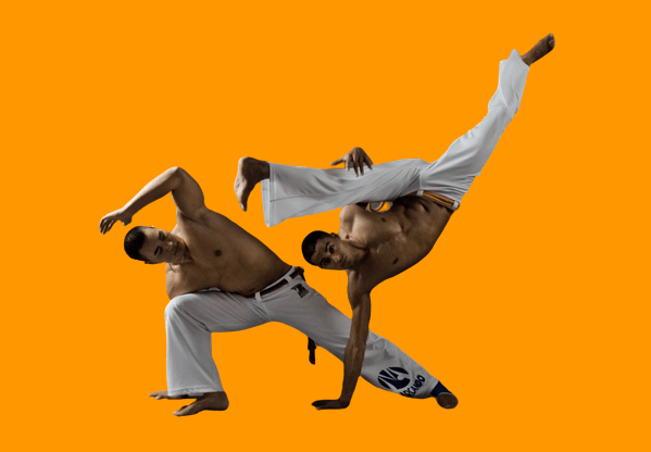 pareja practicando capoeira